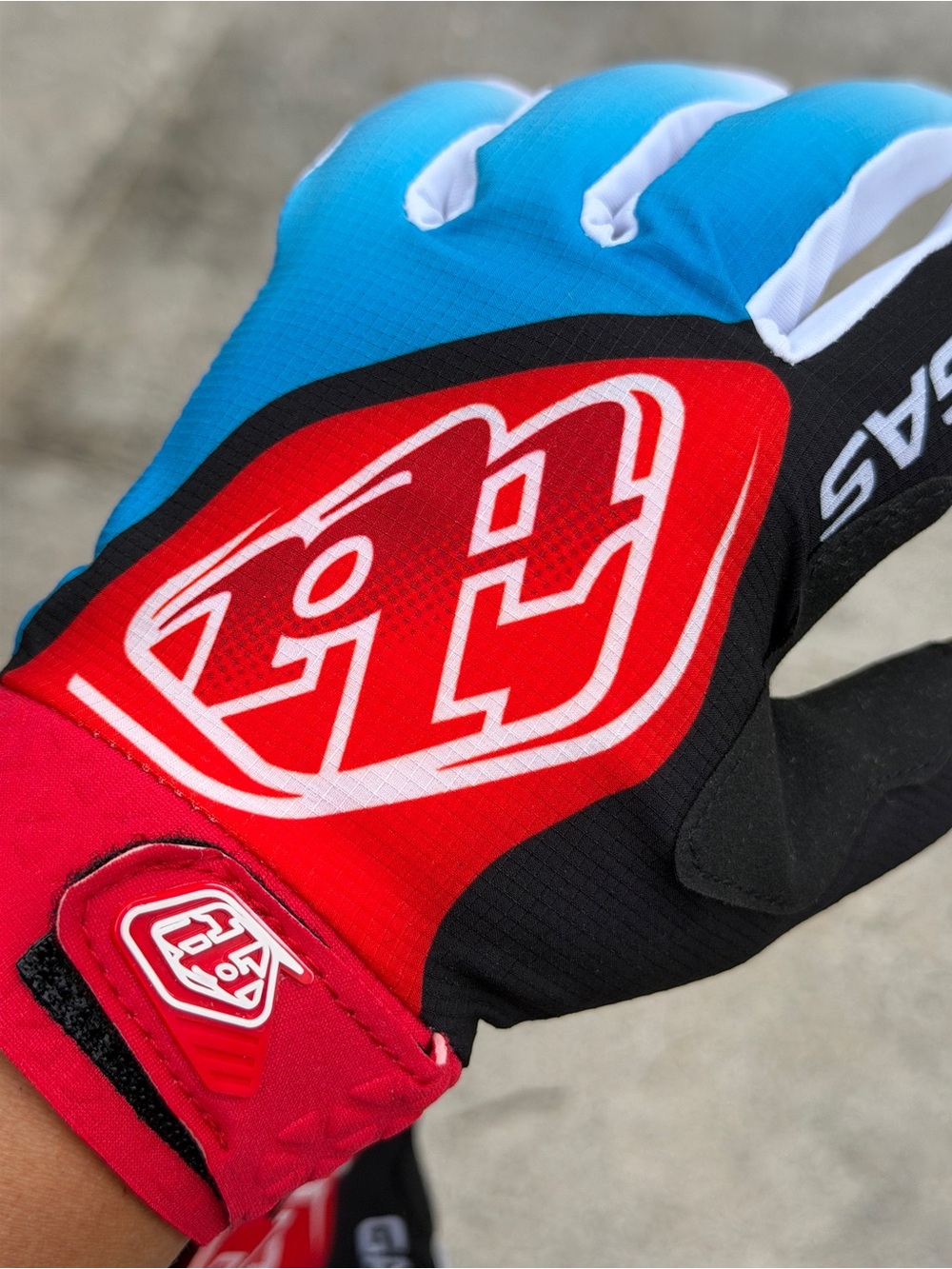 Gloves - Picture 6 of 11